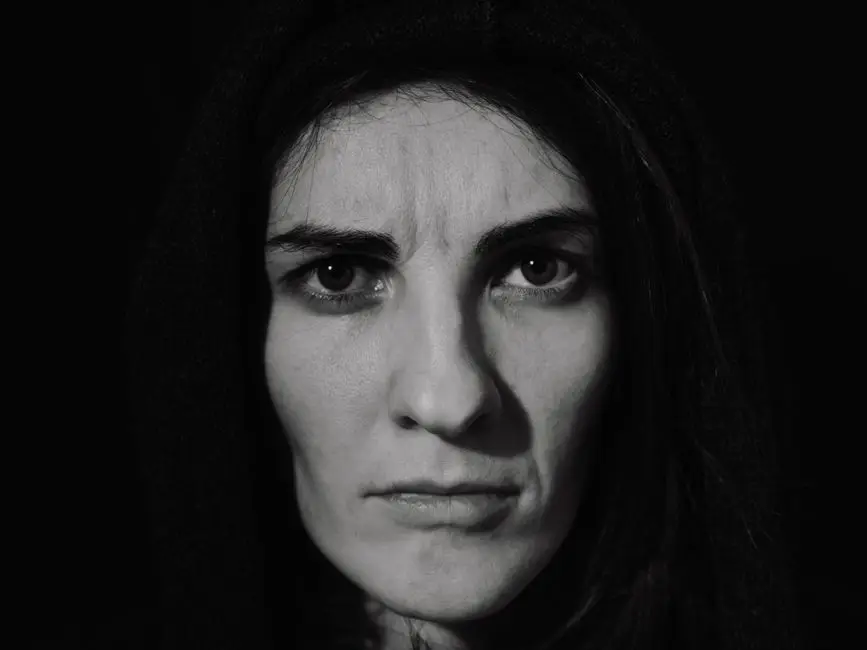 Retrato emocional intenso, representando transtorno de personalidade borderline