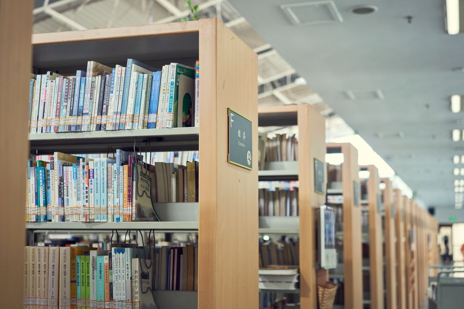 Livros médicos organizados, ilustrando a classificação CID do autismo