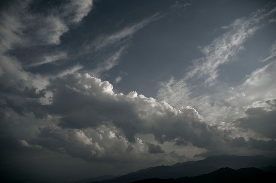 Tempestade dramática representando uma crise de borderline