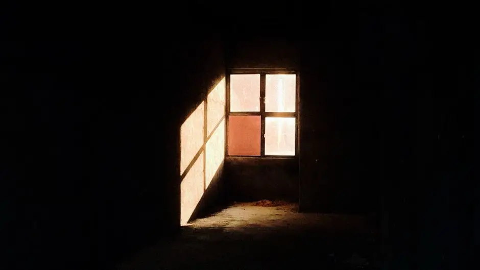 Quarto vazio e silencioso com luz suave pela janela, representando o significado da anedonia