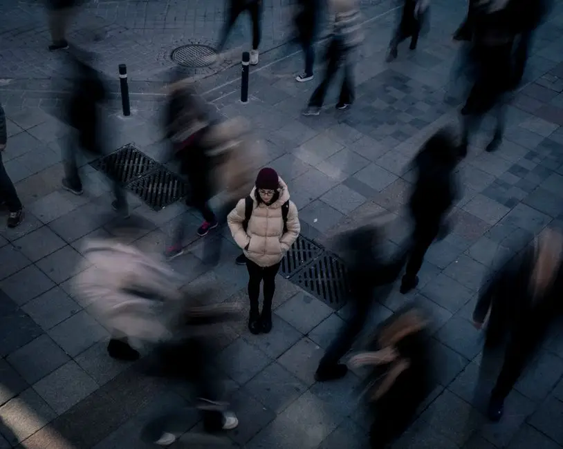 Pessoa isolada em meio a uma multidão, representando anedonia social