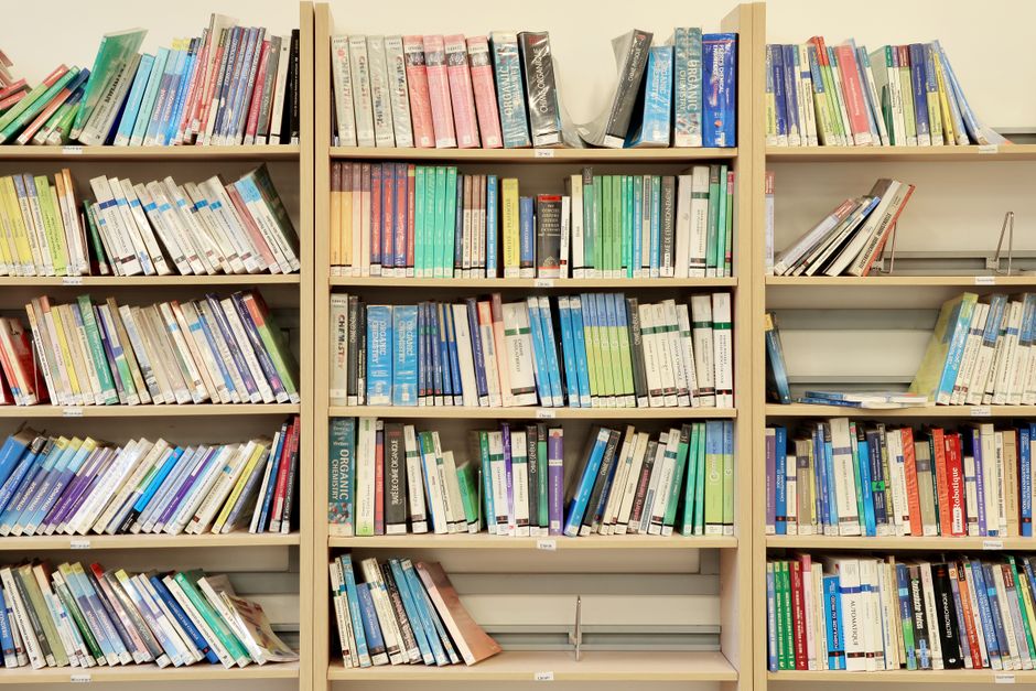 Livros médicos organizados, ilustrando a classificação do TOC