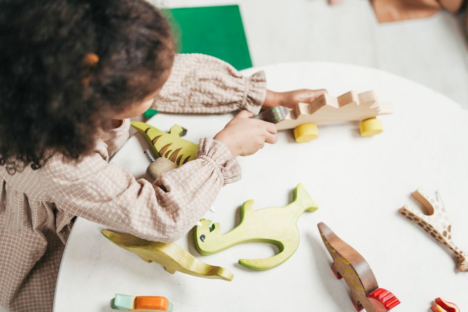 Criança brincando quieta, ilustrando sintomas de autismo em crianças