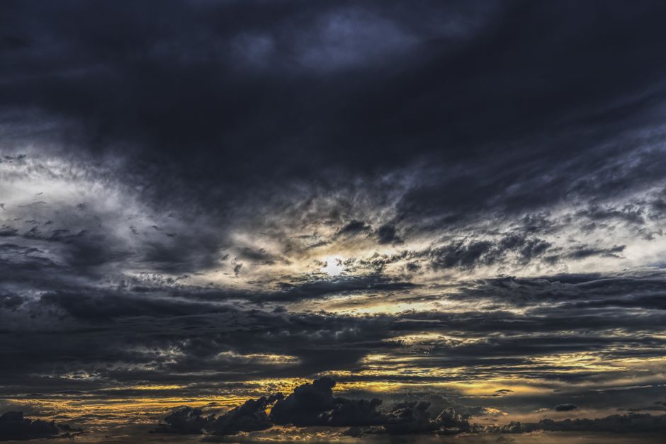 Céu dramático com contraste de luz e escuridão, representando transtorno bipolar tipo 1