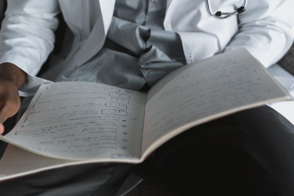 Médico revisando documento, ilustrando o CID do autismo