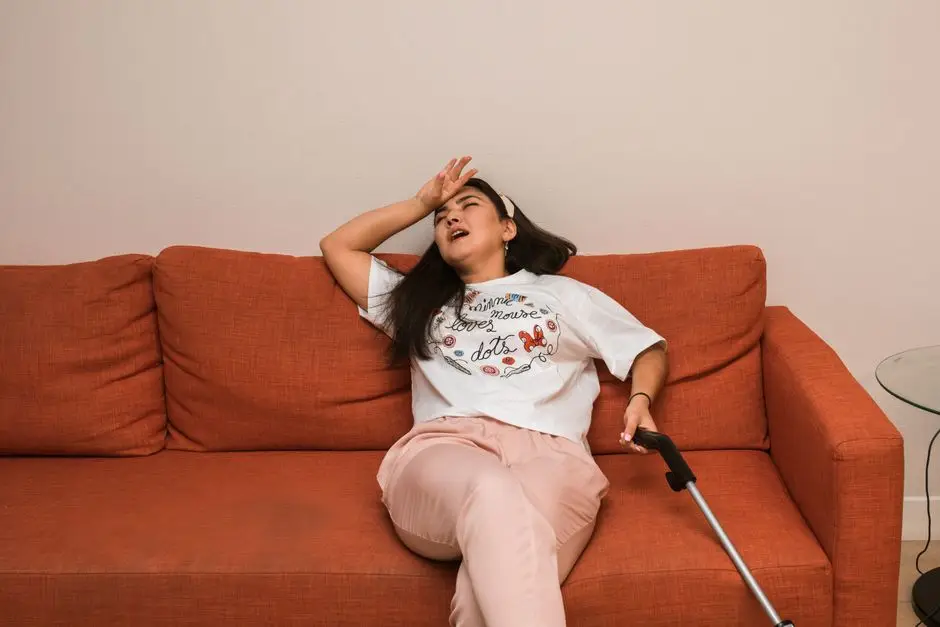 Pessoa cansada sentada em casa, representando apatia e anedonia