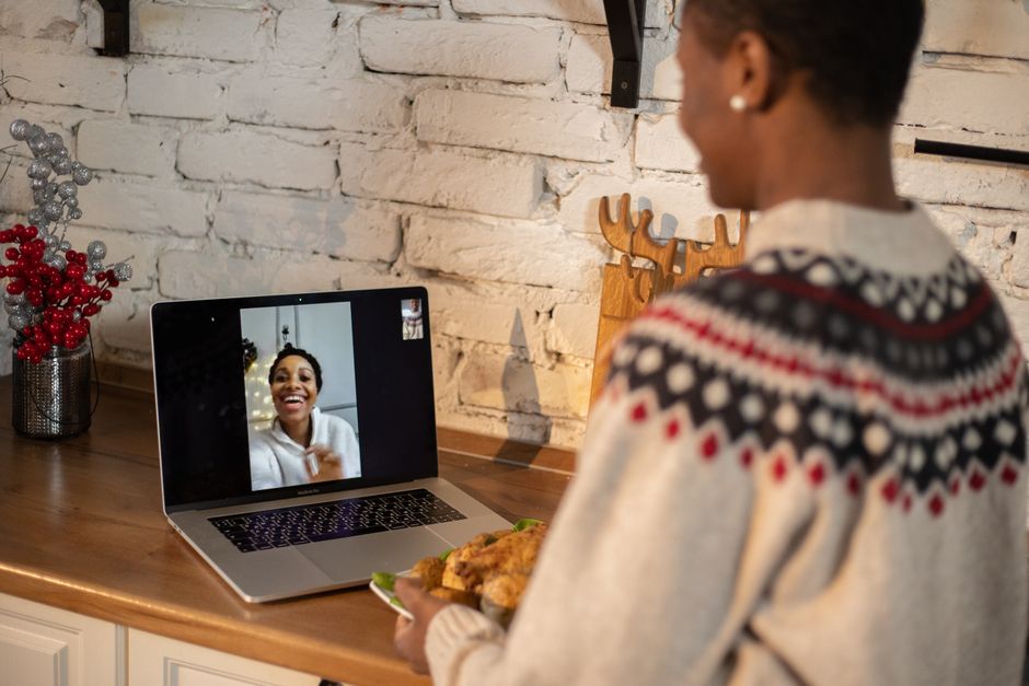 Pessoa em videochamada sorrindo, ilustrando como funciona a telemedicina