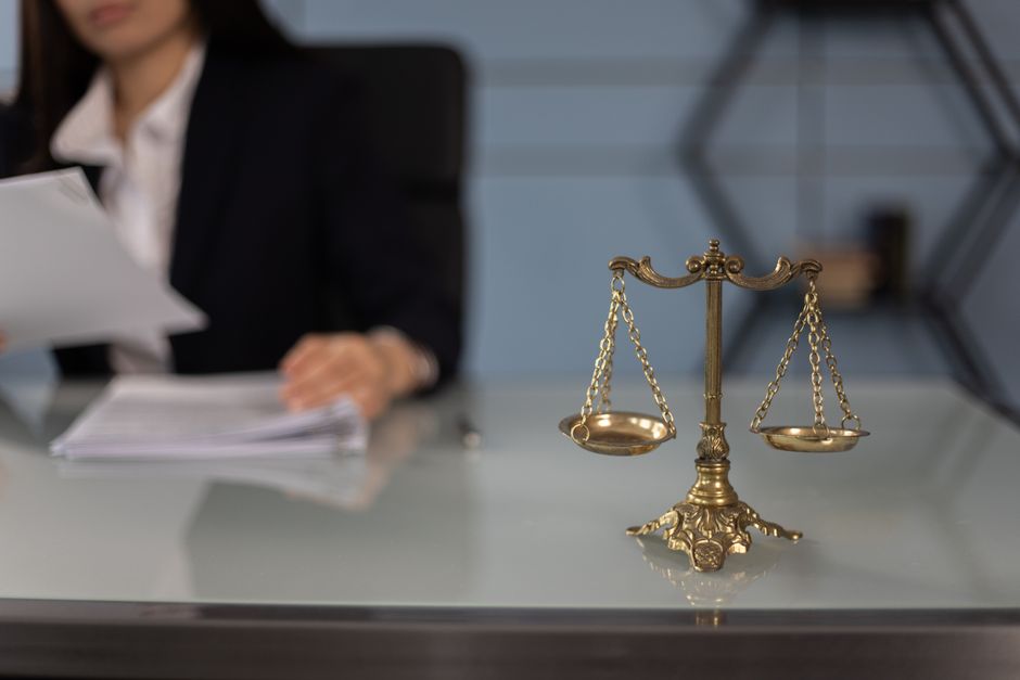 Balança da justiça com documentos, ilustrando uso jurídico do laudo
