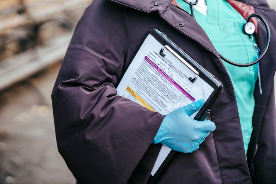 Documentos e prancheta médica, ilustrando a classificação CID do TDAH