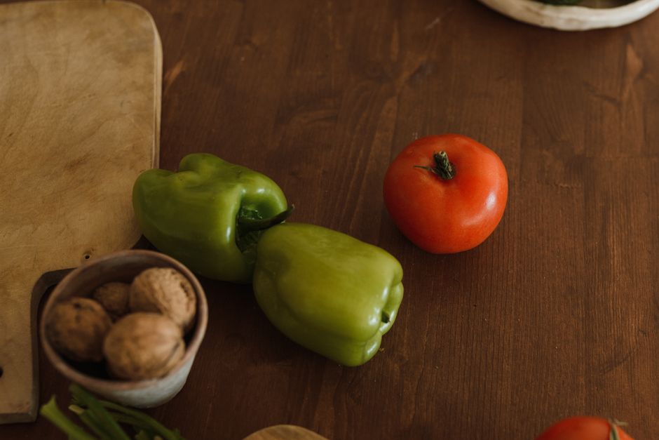 Alimentação saudável com vegetais, ilustrando prevenção do Alzheimer