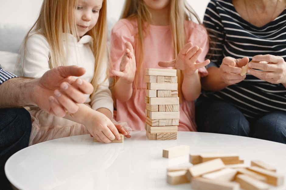 Interação entre adulto e criança em atividade, ilustrando avaliação de autismo
