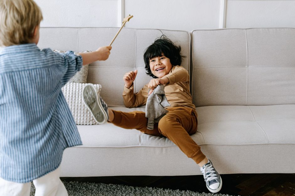 Duas crianças brincando juntas, ilustrando a relação entre TDAH e autismo