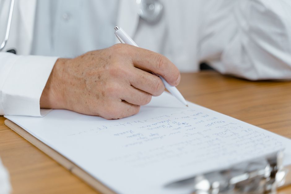 Relatório médico em mesa, ilustrando para que serve um laudo