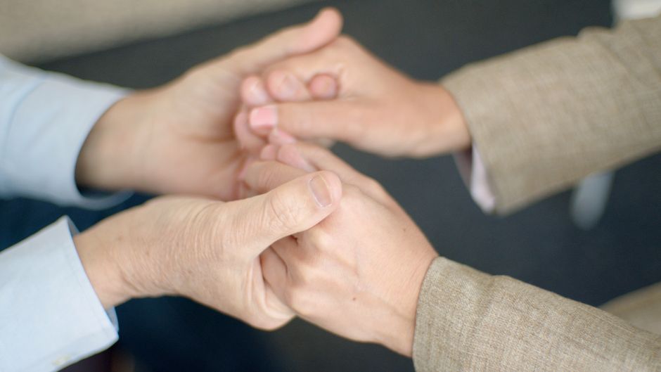 Mãos se apoiando, representando cuidado e tratamento para borderline