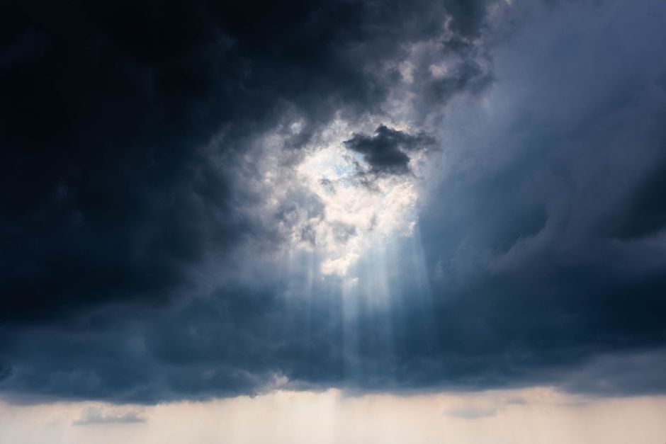 Céu com nuvens de tempestade e sol parcial, representando transtorno bipolar tipo 2
