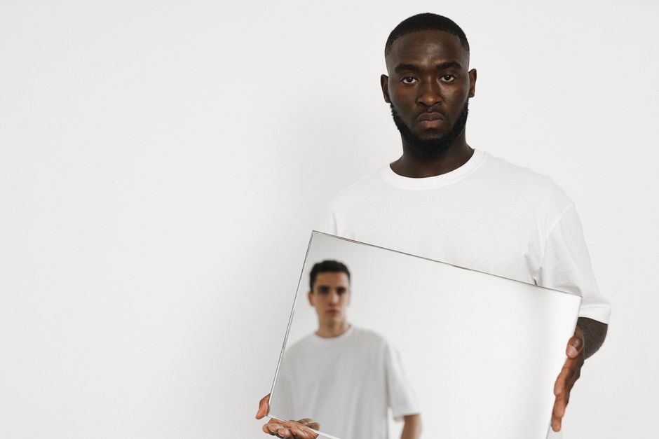 Reflexo em espelho representando o significado do transtorno borderline