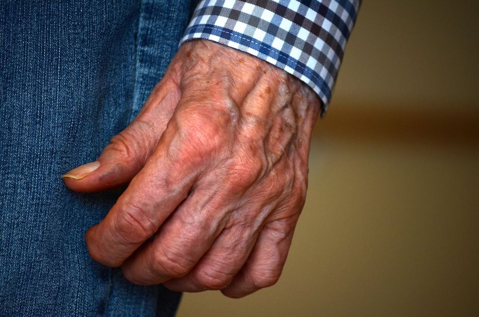 Mãos de pessoa idosa, ilustrando cuidado com demência e Alzheimer